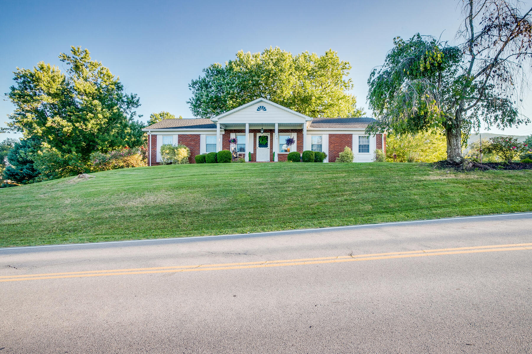 206 Mayflower Road Johnson City, TN 37601 - Photo 2 of 47 002