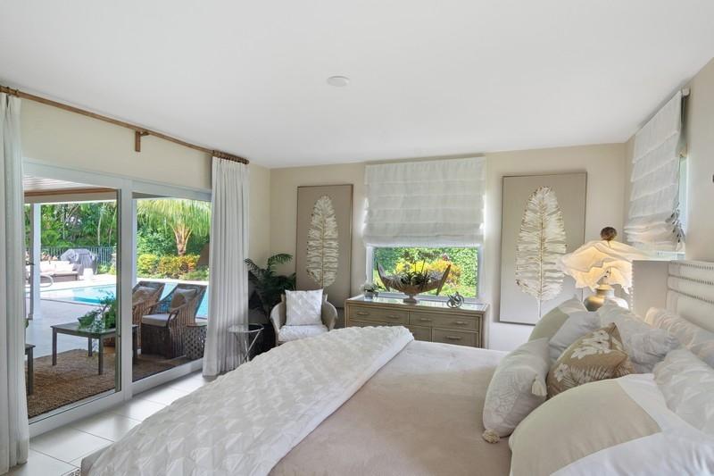 183 Beacon Lane Jupiter Inlet Colony, FL 33469 - Photo 23 of 39 19_183BeaconLane_178001_PrimaryBedroom_F