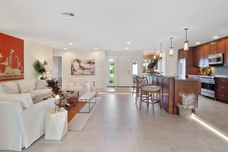 183 Beacon Lane Jupiter Inlet Colony, FL 33469 - Photo 10 of 39 07_183BeaconLane_165_LivingRoom_FlexMLS8