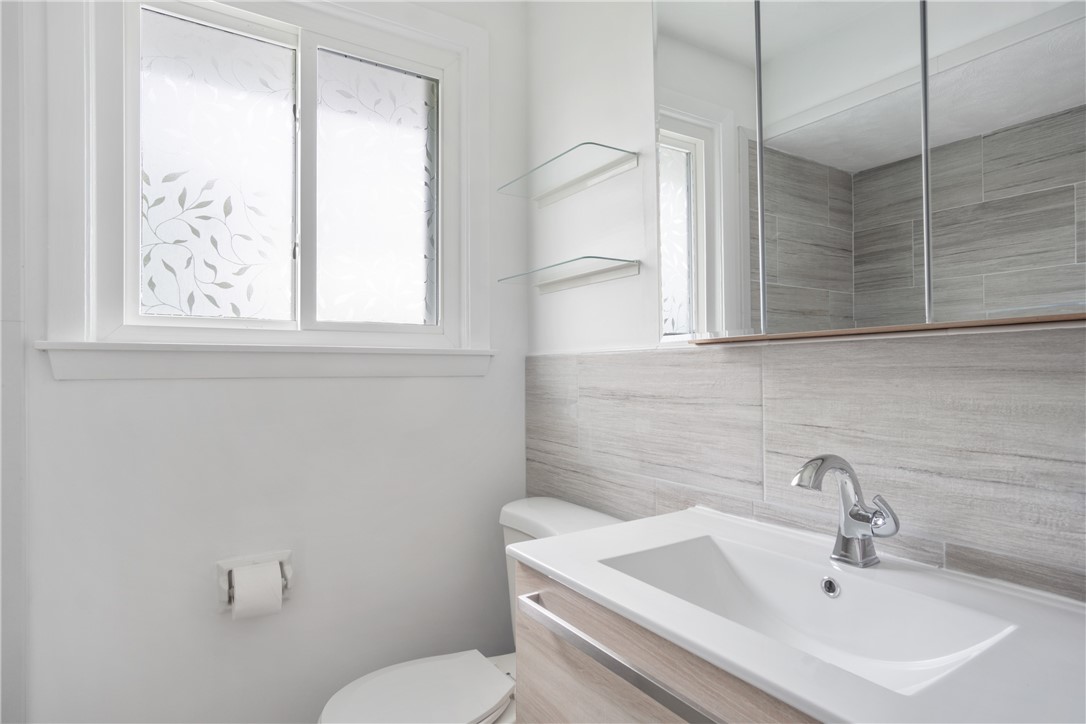 4 Weetamoe Road Middletown, RI 02842 - Photo 9 of 27 Full bath (main level)