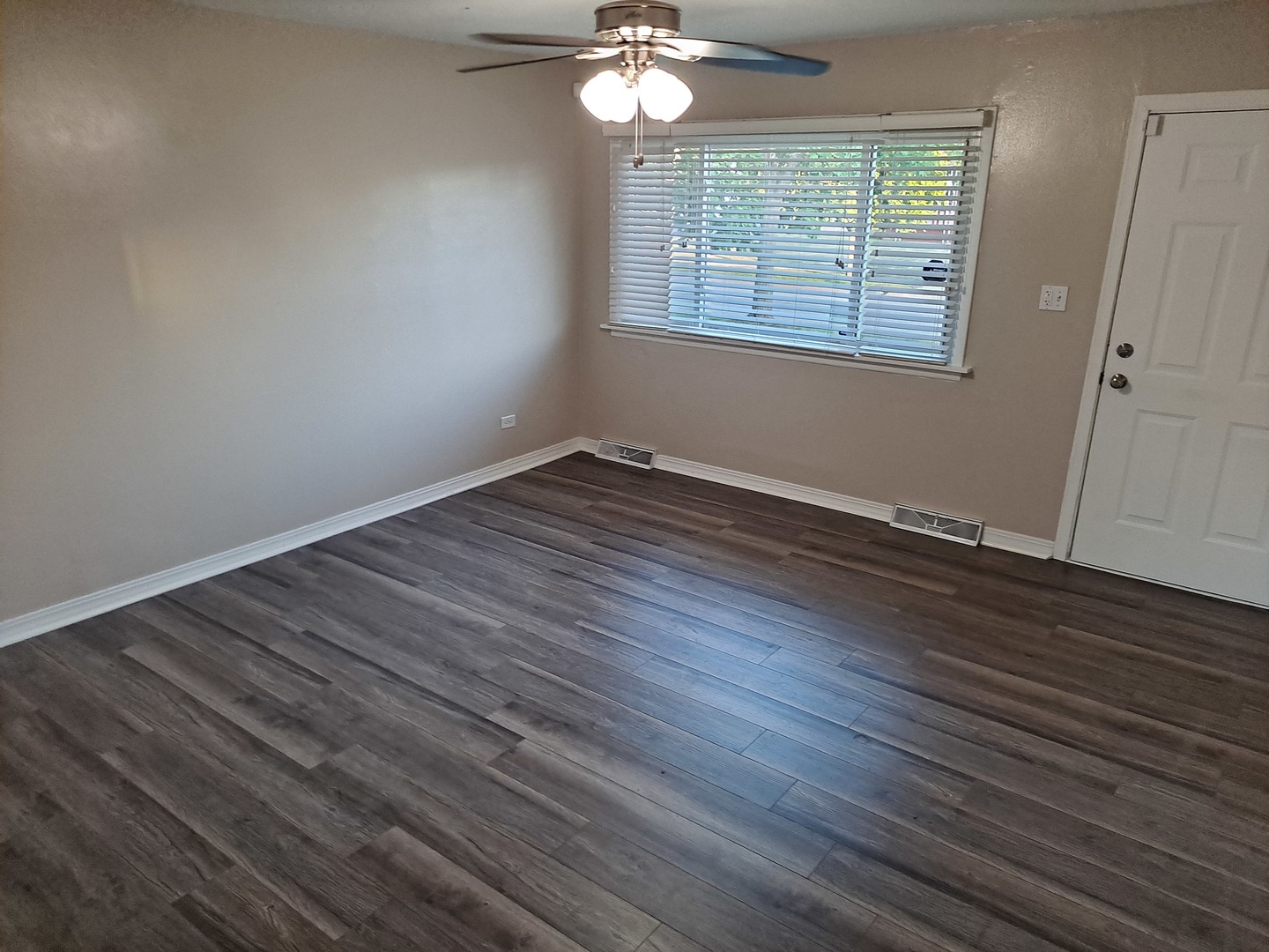 2820 Navaho Road Waukegan, IL 60087 - Photo 3 of 28