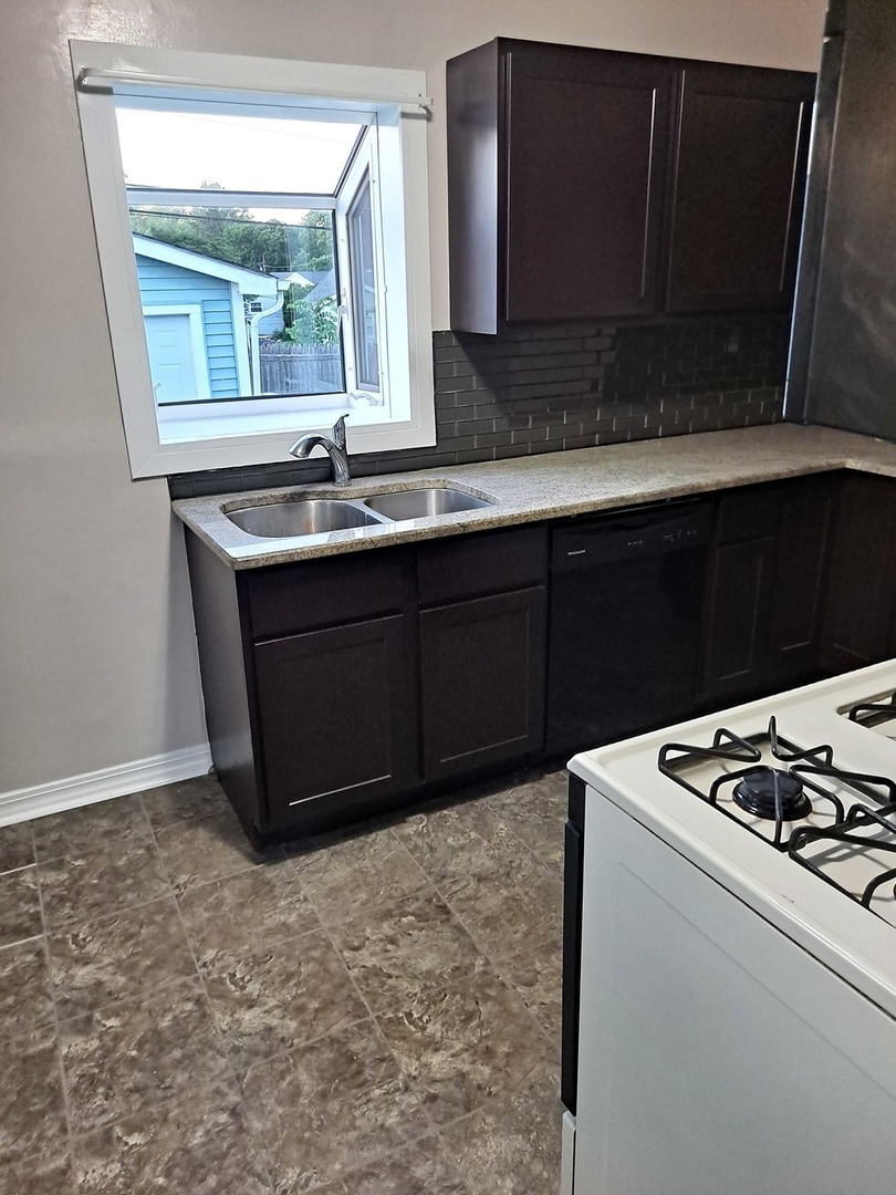 2820 Navaho Road Waukegan, IL 60087 - Photo 8 of 28