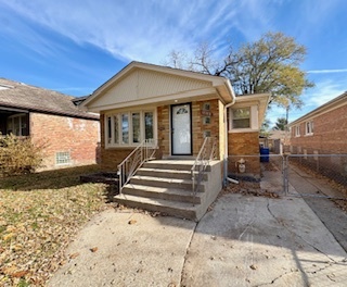 10353 South Spaulding Avenue Chicago, IL 60655 - Photo 2 of 21 a view of a house with a yard and wooden fence
