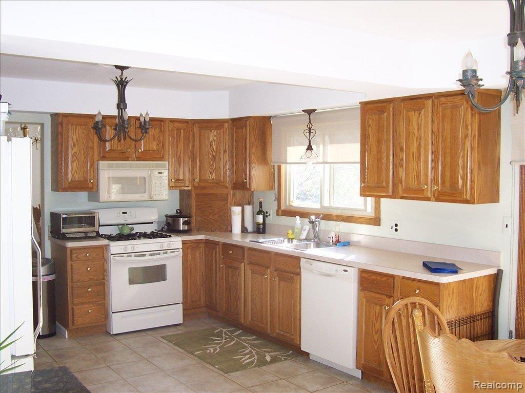 531 Pinehurst Drive Rochester, MI 48309 - Photo 5 of 18 Interior Pics 531 Pinehurst 021