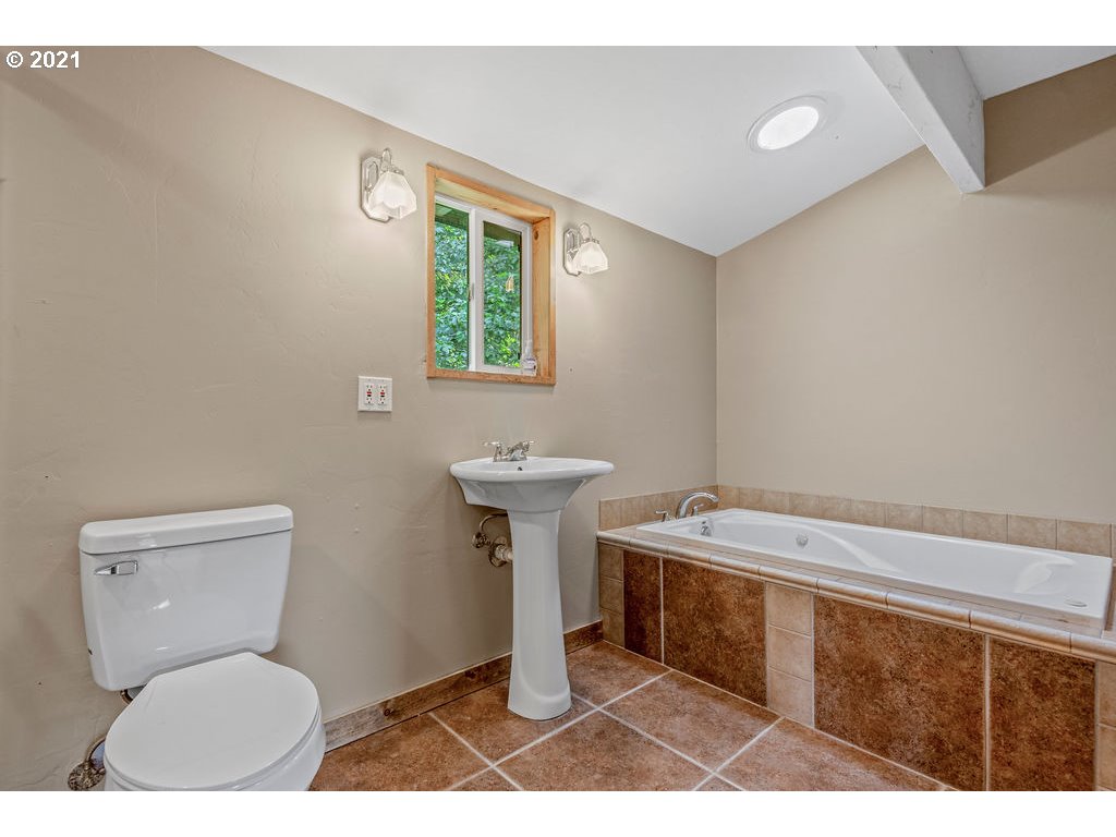 1055 Holcomb Road Kelso, WA 98626 - Photo 12 of 19 Gallery Image 12