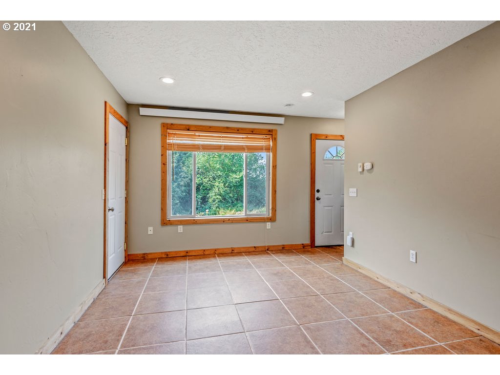 1055 Holcomb Road Kelso, WA 98626 - Photo 8 of 19 Gallery Image 8