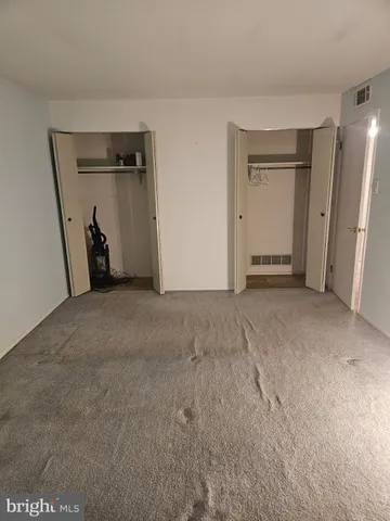 en empty room with an empty space and a window