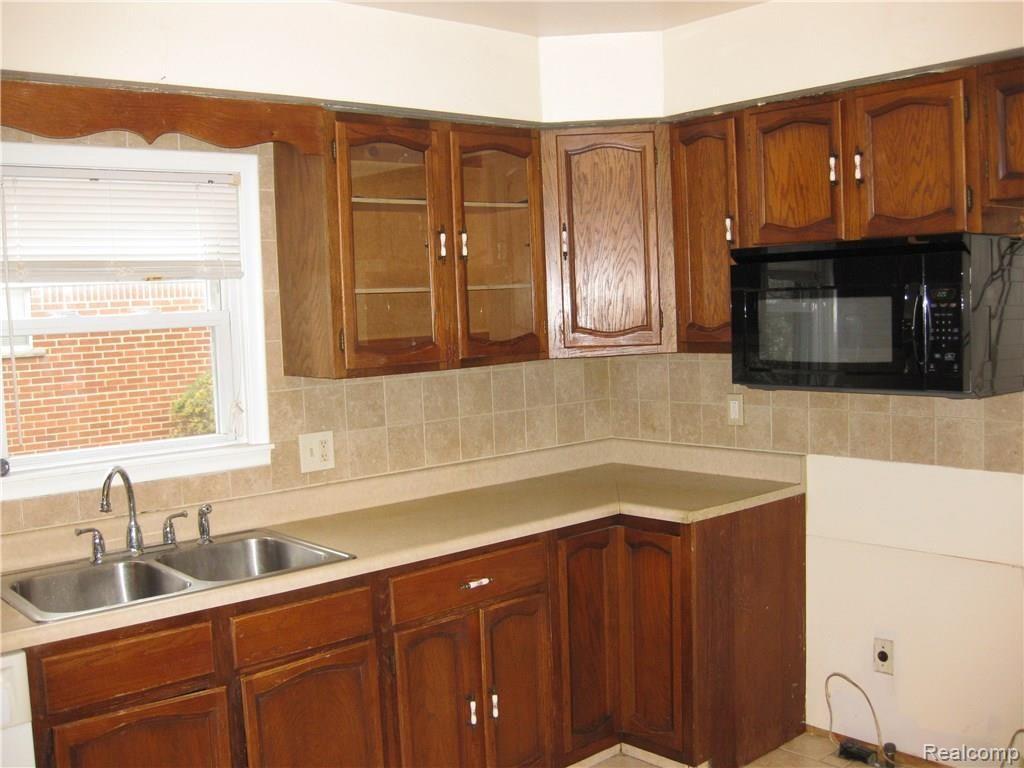 17535 Rougeway Street Livonia, MI 48152 - Photo 23 of 42 Gallery Image 23