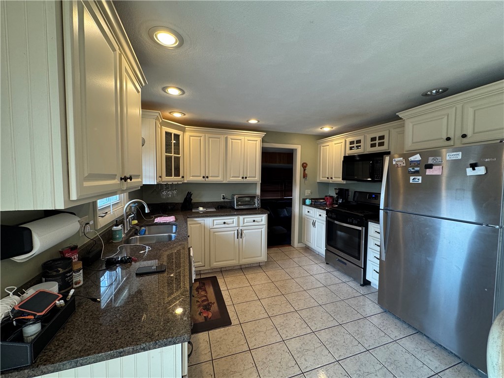 73 Armory Drive Warwick, RI 02889 - Photo 4 of 22