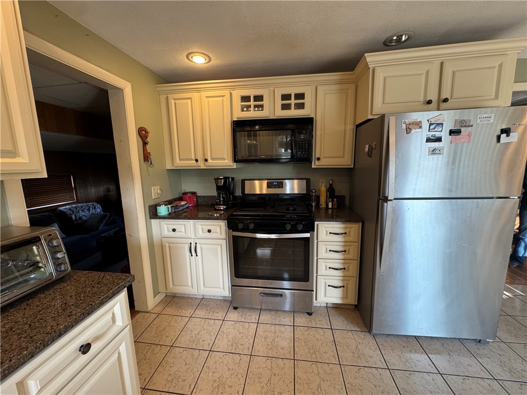 73 Armory Drive Warwick, RI 02889 - Photo 5 of 22