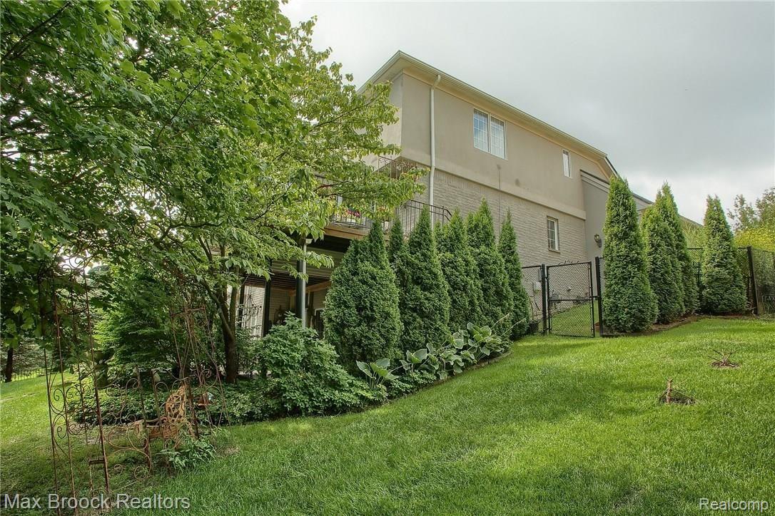 30755 Country Ridge Circle Farmington, MI 48331 - Photo 40 of 42 Rear_2nd_View.jpg