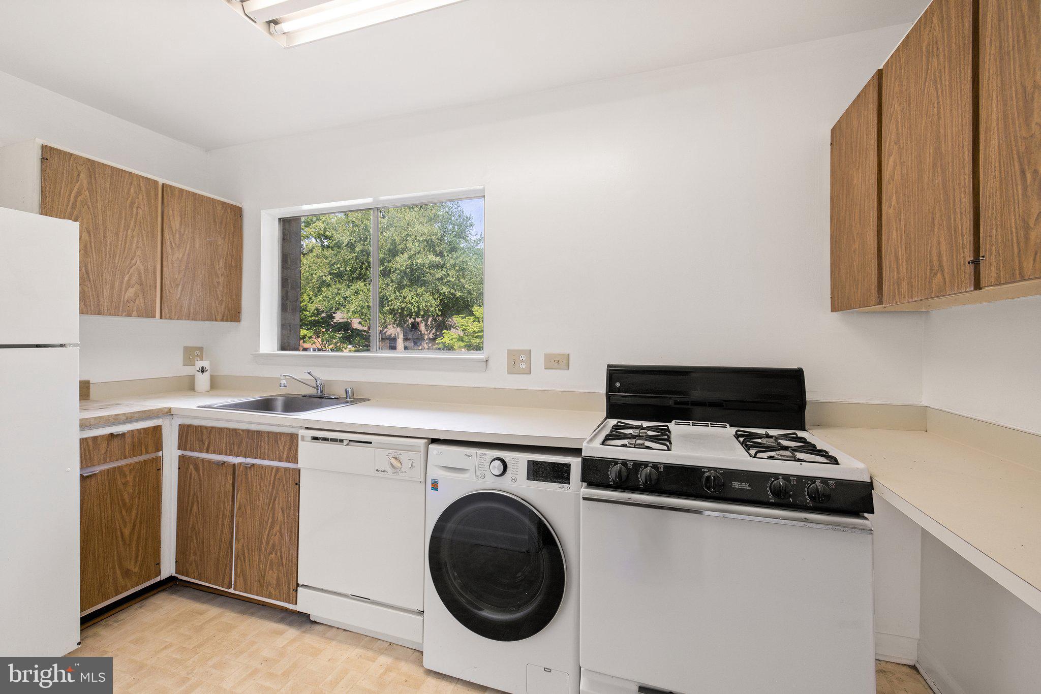 11605 Vantage Hill Road, Unit 12B Reston, VA 20190 - Photo 11 of 30 Kitchen