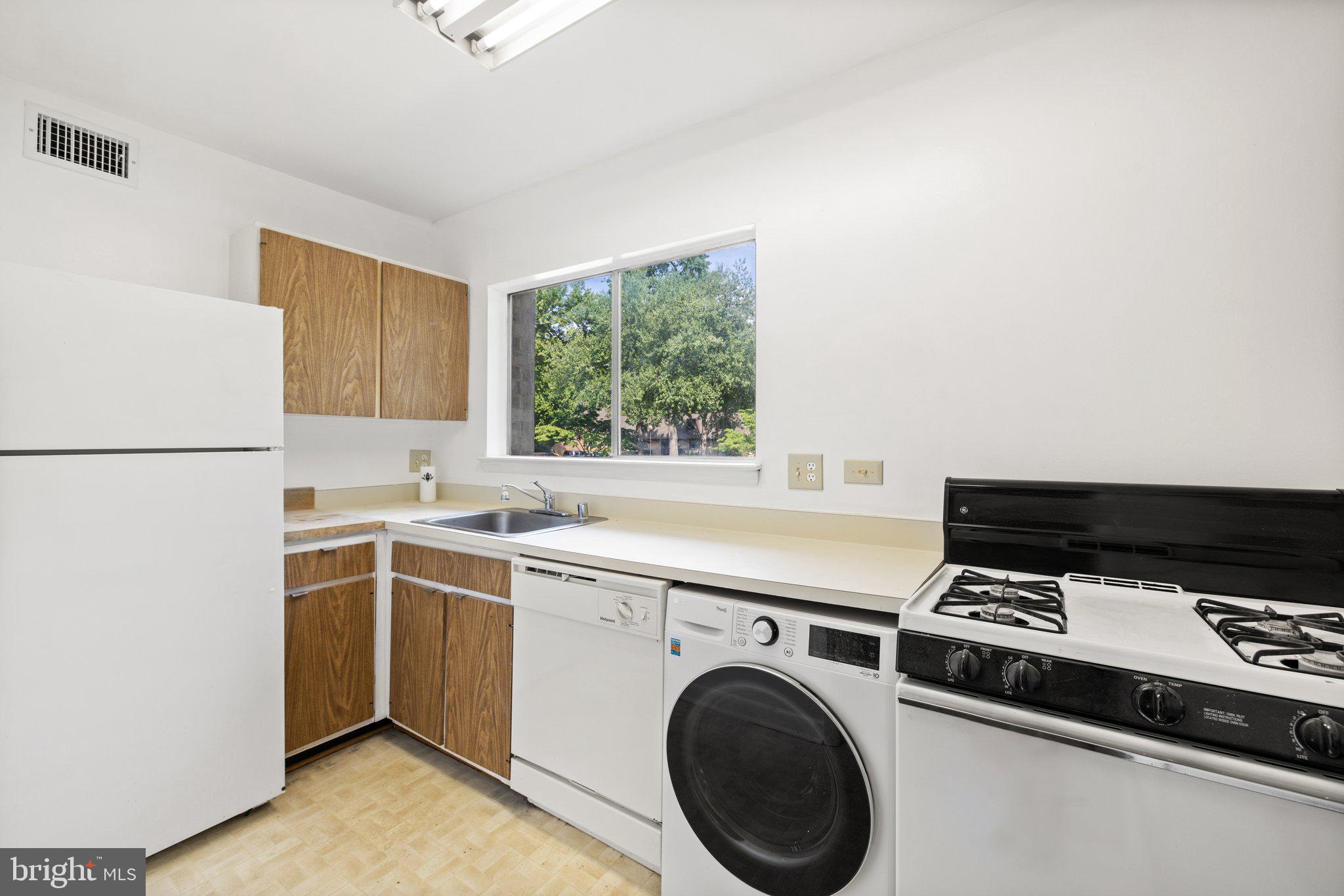 11605 Vantage Hill Road, Unit 12B Reston, VA 20190 - Photo 9 of 30 Kitchen