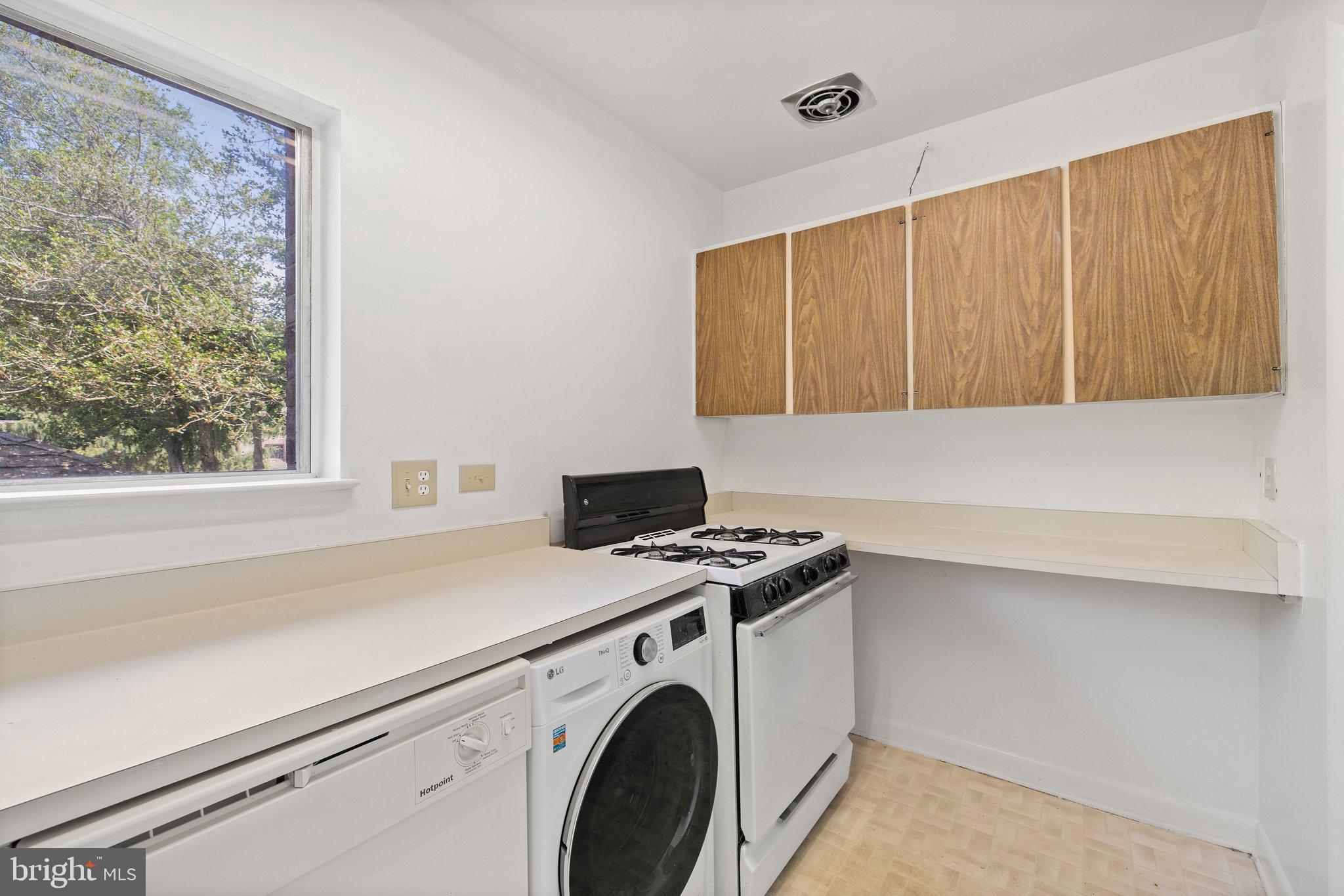11605 Vantage Hill Road, Unit 12B Reston, VA 20190 - Photo 10 of 30 Kitchen