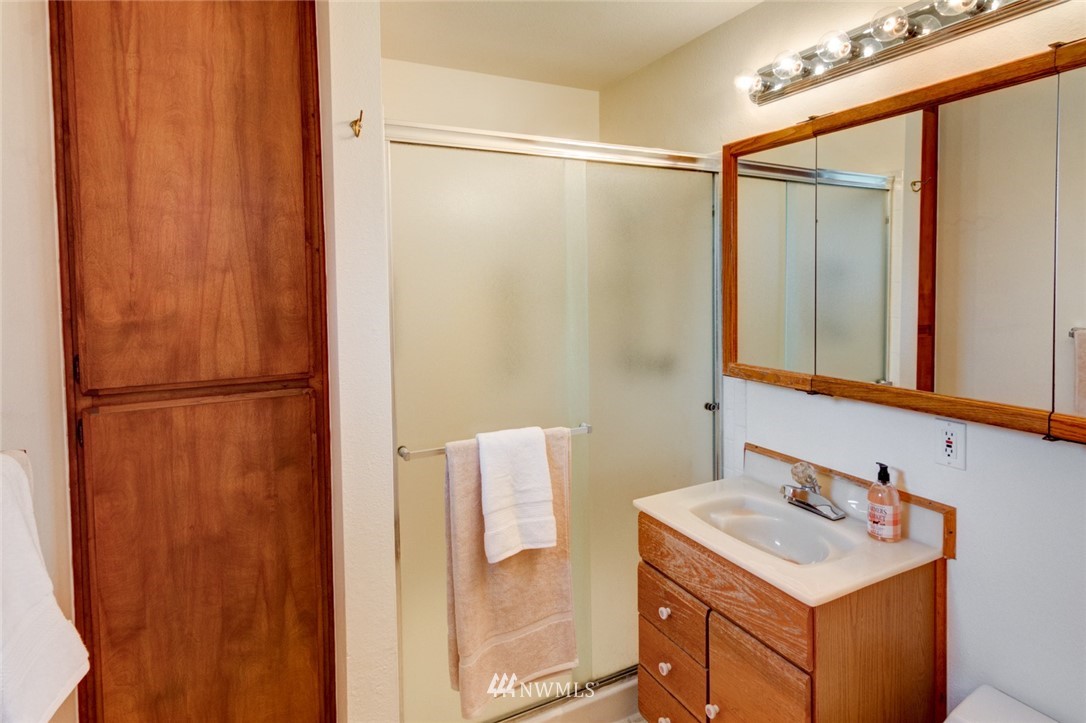 4905 Northeast 1st Court Renton, WA 98059 - Photo 13 of 25 Gallery Image 13