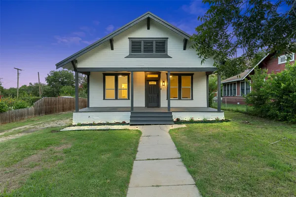 $329,999 | 707 West 7th Street, Taylor, TX 76574