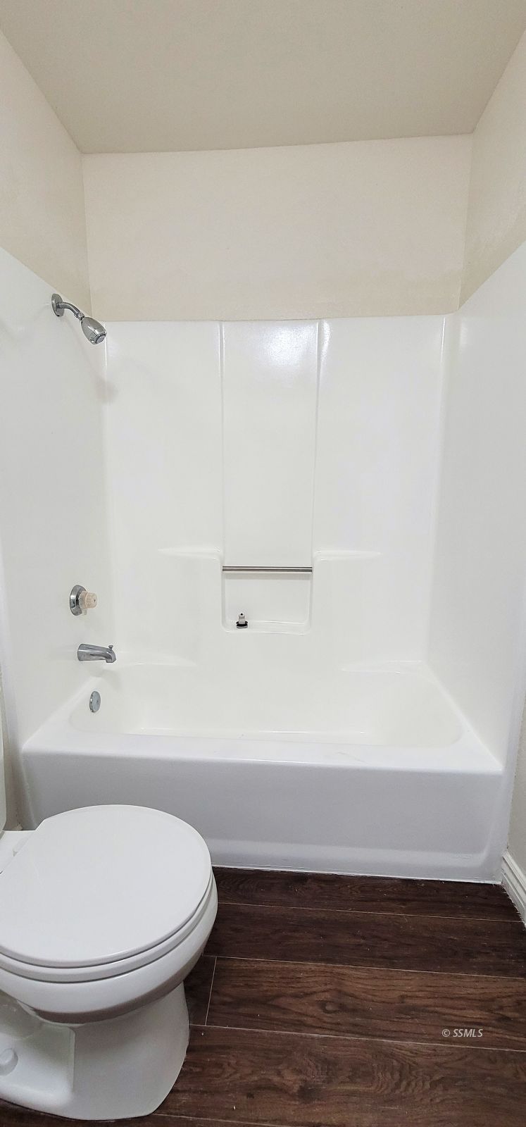 544 Weiman Avenue Ridgecrest, CA 93555 - Photo 18 of 20 a bathroom with a toilet and a bathtub