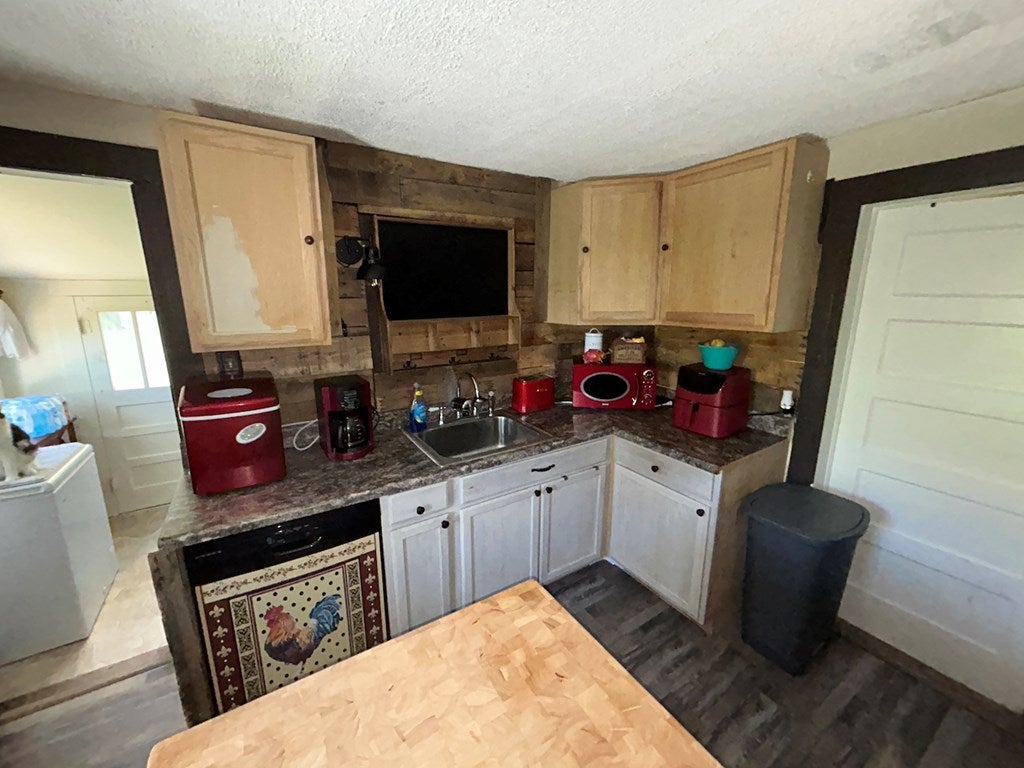 2115 West Ridge Road Wytheville, VA 24382 - Photo 3 of 23 Gallery Image 3