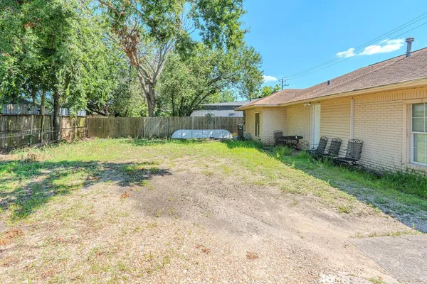 $3,100 | 2125 Strawberry Road, Pasadena, TX 77502