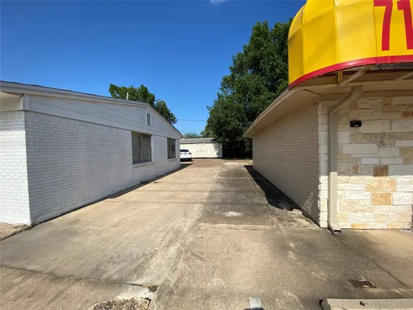 $3,100 | 2125 Strawberry Road, Pasadena, TX 77502