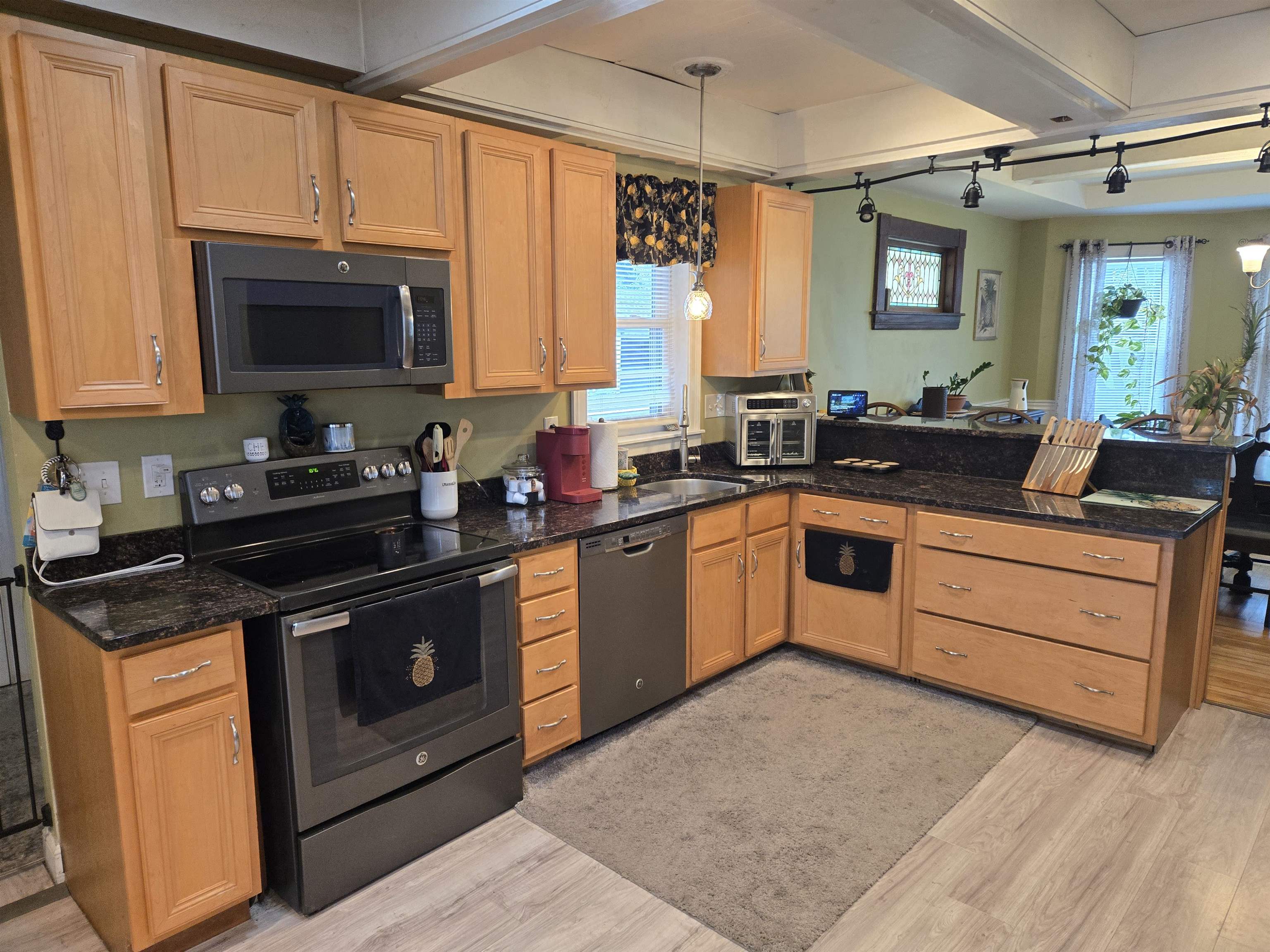 841 Beech Street Manchester, NH 03104 - Photo 7 of 40