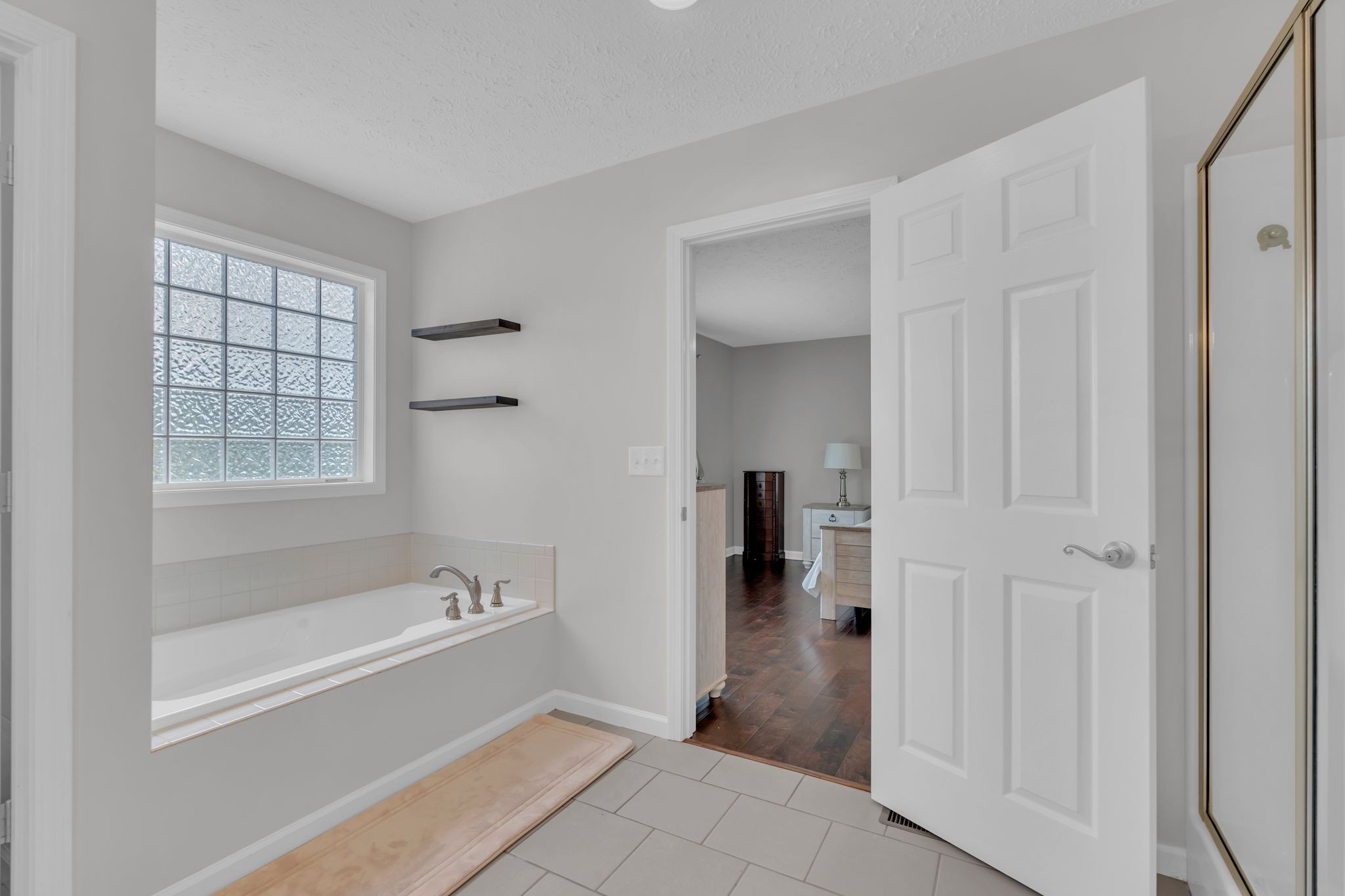 124 Houston Bell Road Manchester, TN 37355 - Photo 22 of 43 a spacious bathroom with a bathtub and a shower