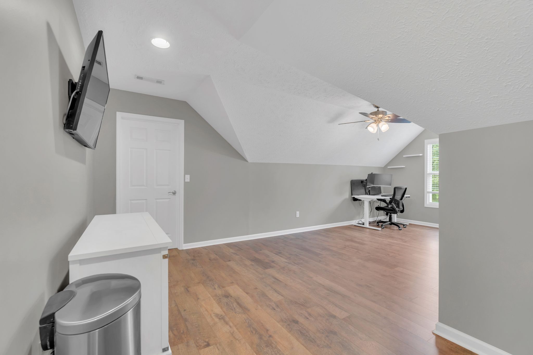 124 Houston Bell Road Manchester, TN 37355 - Photo 32 of 43 a view of a livingroom with furniture and wooden floor