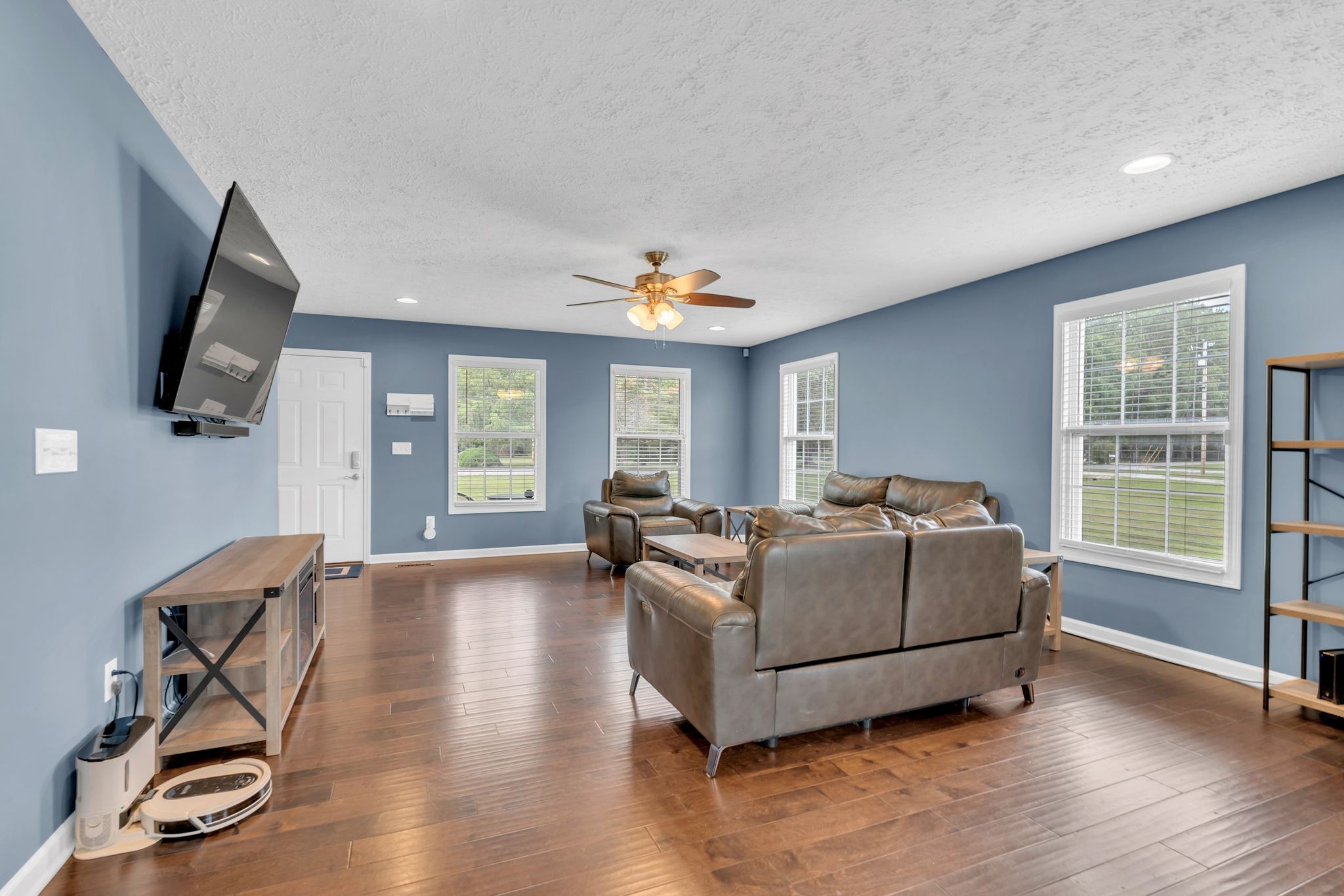 124 Houston Bell Road Manchester, TN 37355 - Photo 9 of 43 a living room with furniture and a flat screen tv