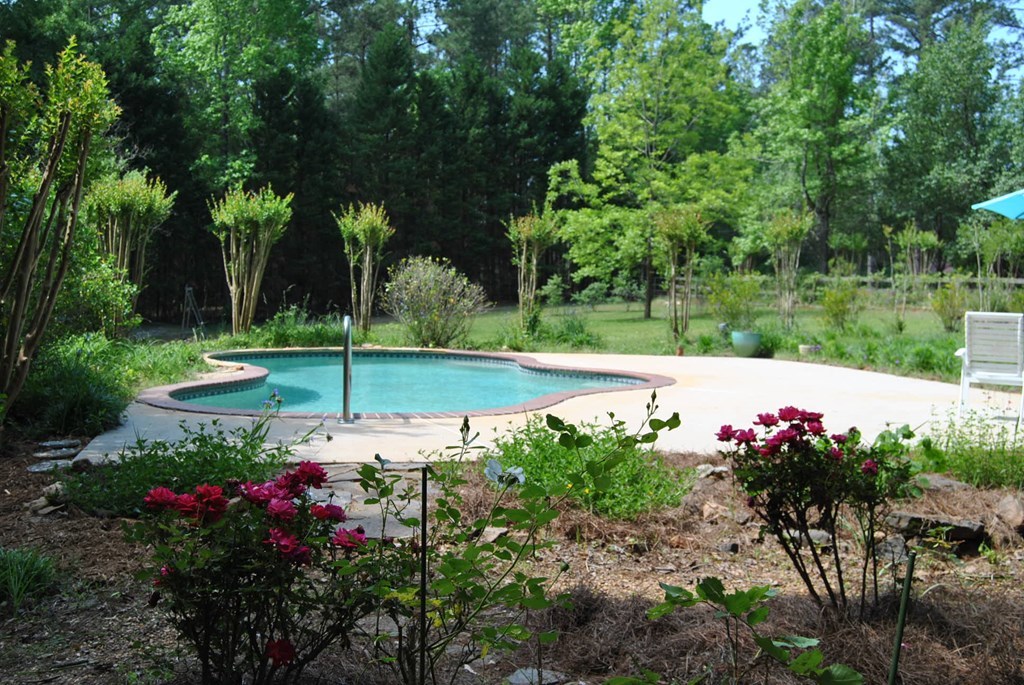 249 Bolingview Road Juliette, GA 31046 - Photo 13 of 45 a view of a fountain with a flower garden