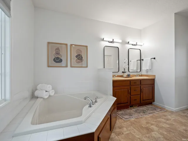 $689,900 | 16120 Gemma Pass, Huntertown, IN 46748