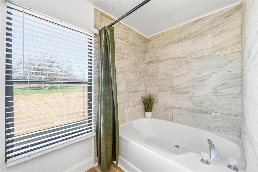 960 Pecan Street Azle, TX 76020 - Photo 22 of 34 a bathroom with a bathtub