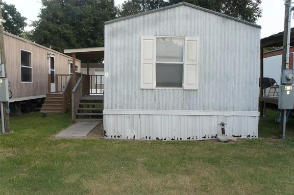 $1,100 | 601 Clear Lake Road, Unit B, Highlands, TX 77562