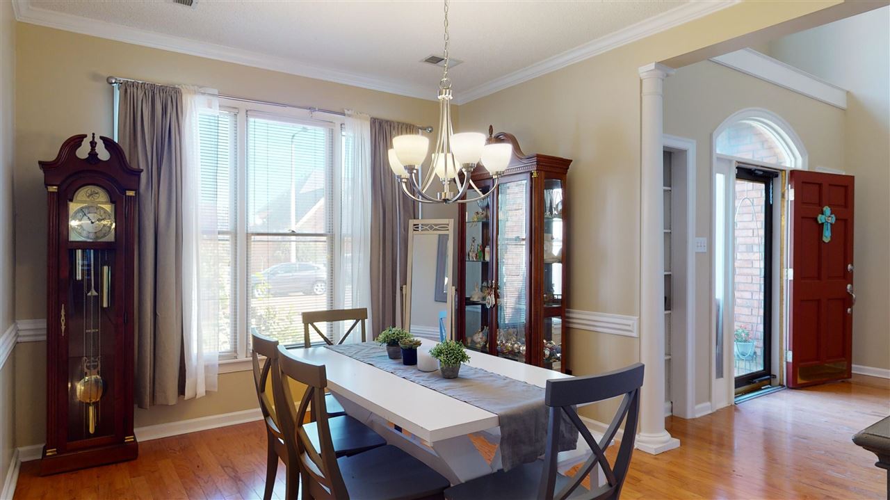 719 Gable Lane Collierville, TN 38017 - Photo 10 of 25 a dining room with furniture and window
