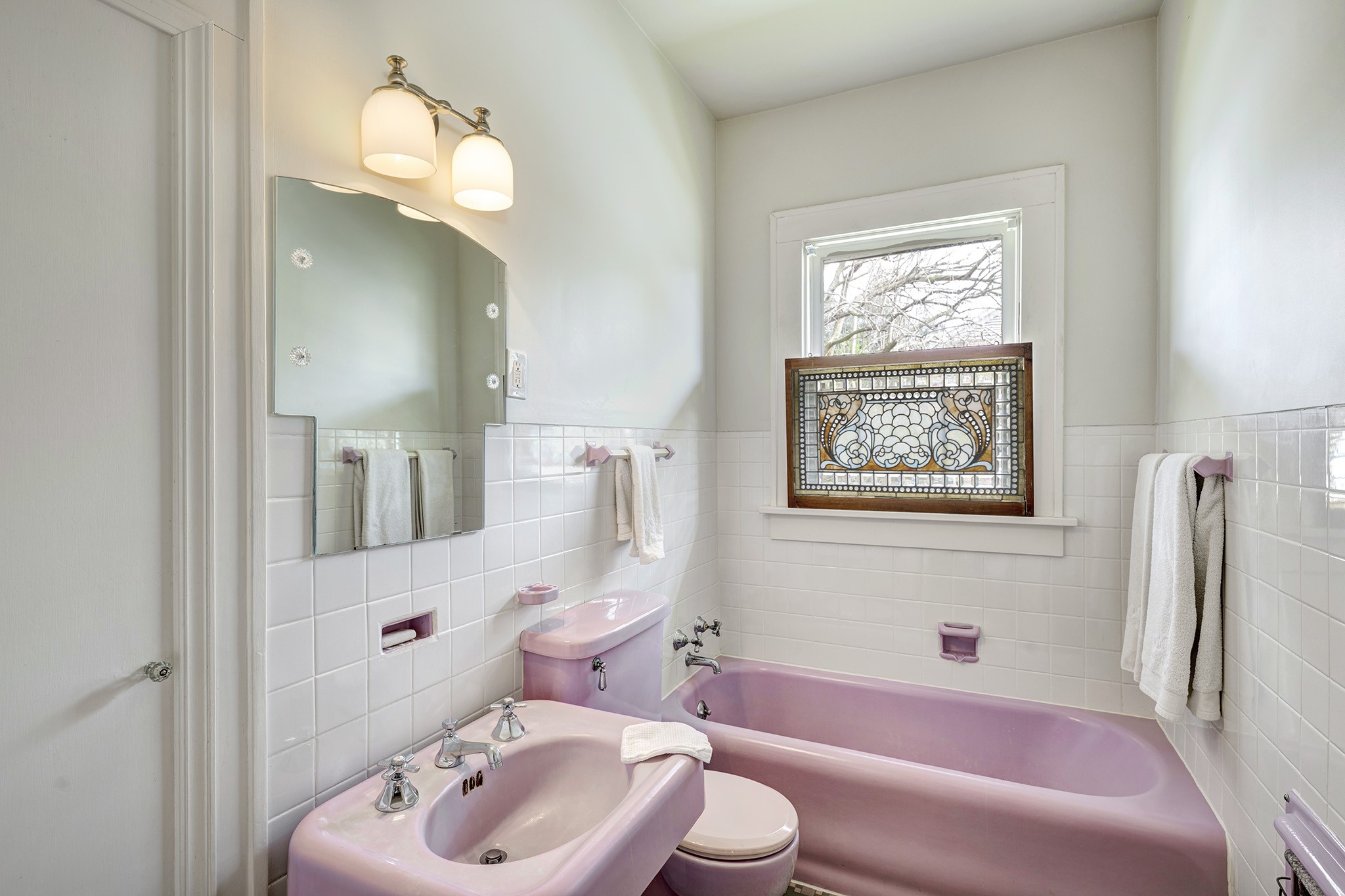 1902 Bolsover Street Houston, TX 77005 - Photo 18 of 27 Guest bath continues the vintage charm with classic tile and a tub.
