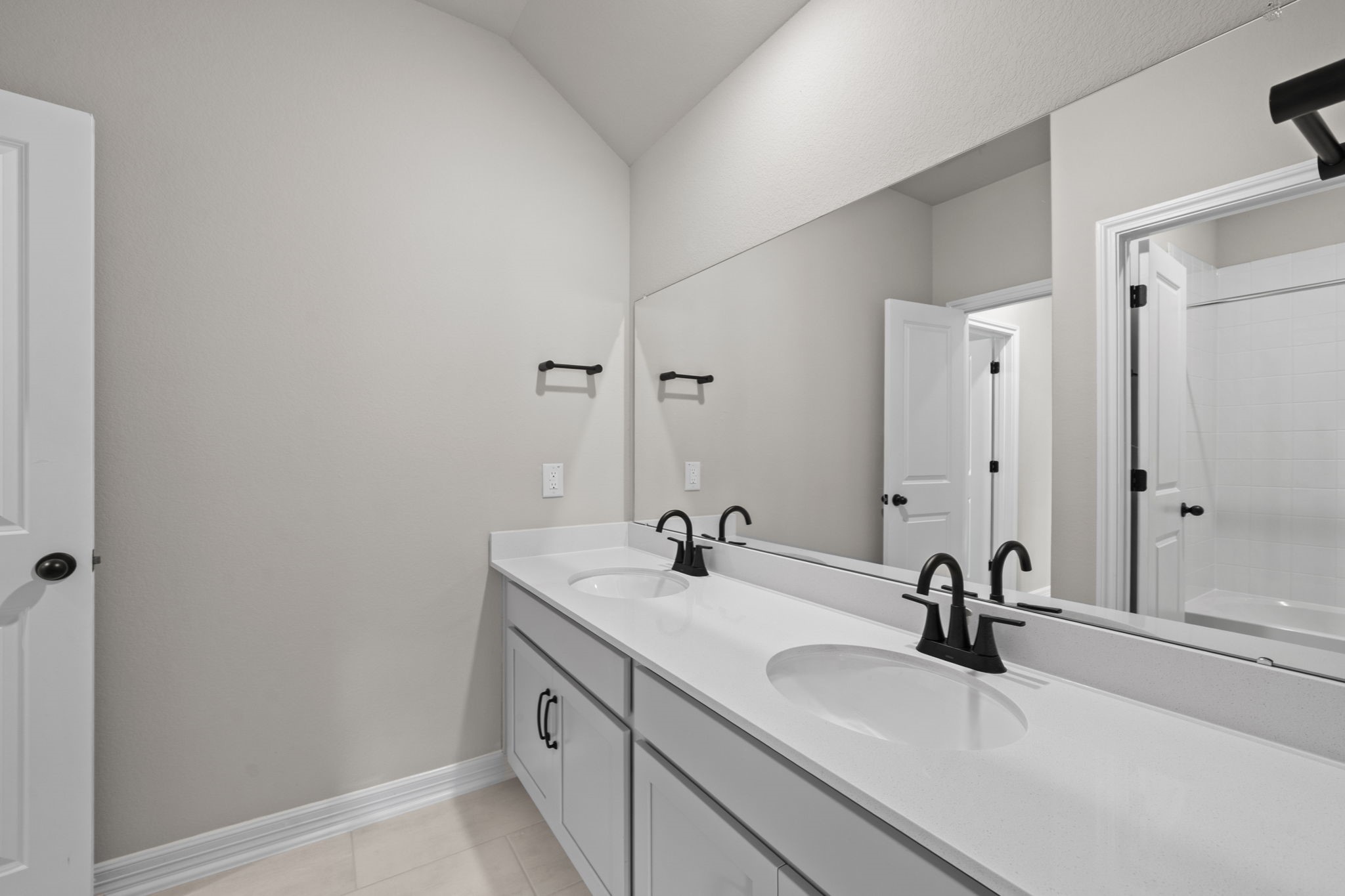 2900 Cliff Ridge Lane Katy, TX 77493 - Photo 11 of 42 Note: Sample product photo. Actual exterior and interior selections may vary by homesite. Photo may be virtually staged