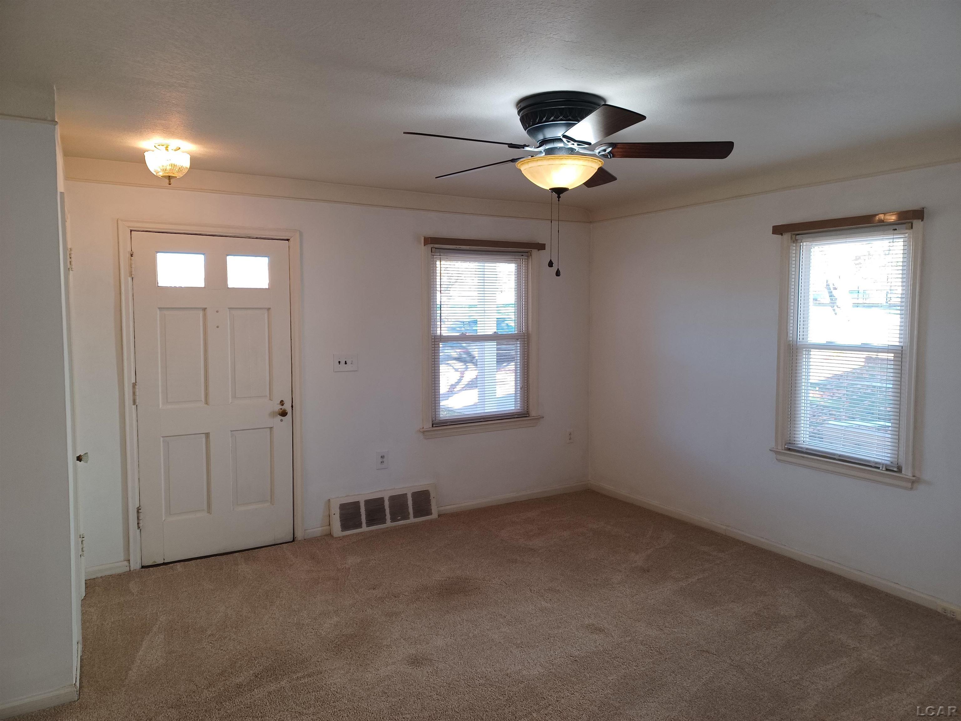 622 Springbrook Avenue Adrian, MI 49221 - Photo 2 of 23 50159508-3360ed71-f52a-451e-bdde-06fd45822597.JPG