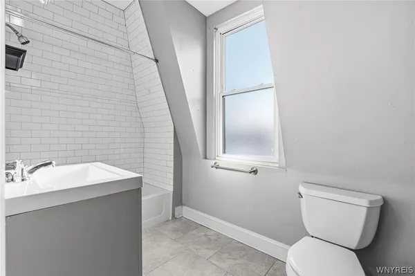 $1,250 | 2111 Seneca Street, Unit 3, Buffalo, NY 14210