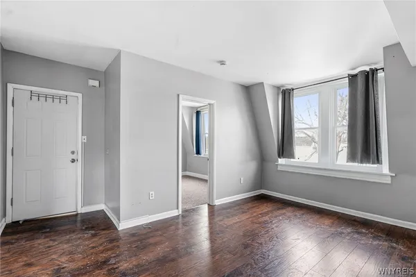 $1,250 | 2111 Seneca Street, Unit 3, Buffalo, NY 14210