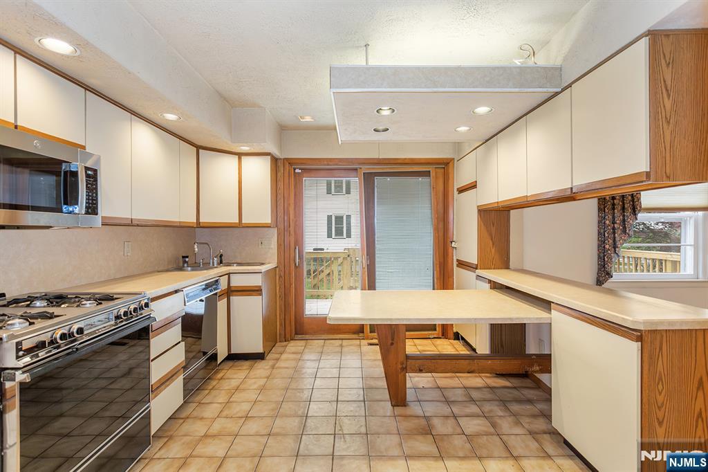 339 Beechwood Road Oradell, NJ 07649 - Photo 13 of 27