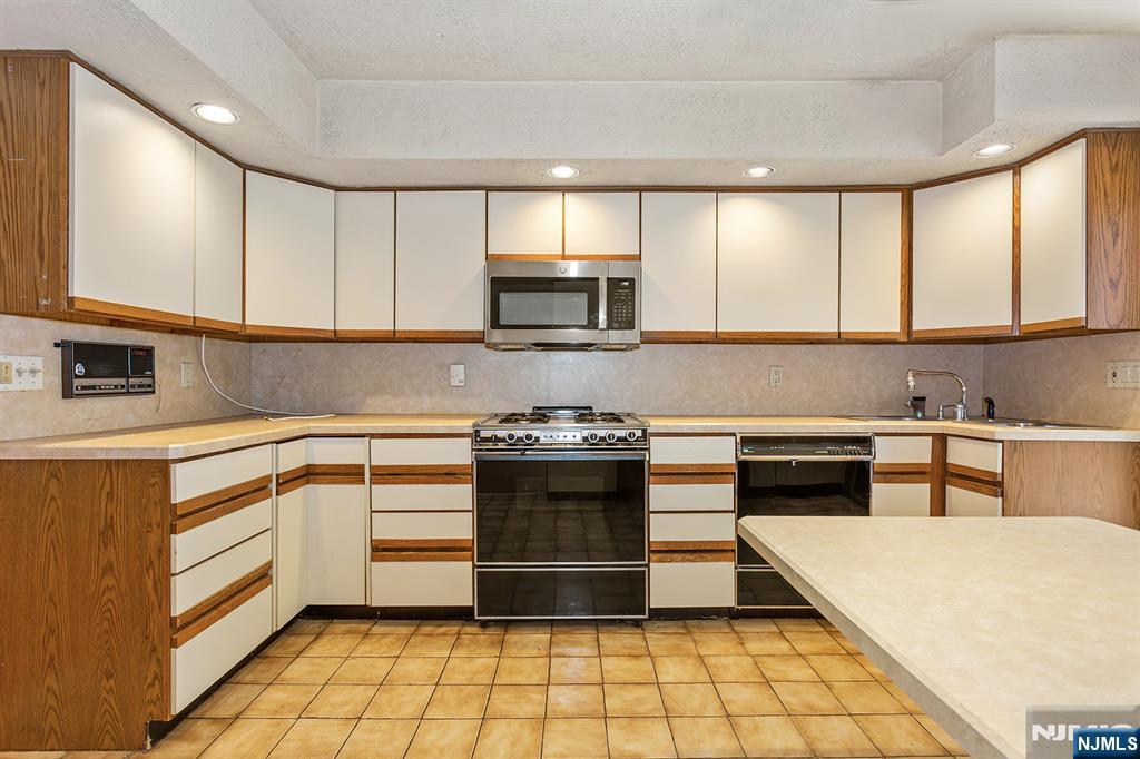339 Beechwood Road Oradell, NJ 07649 - Photo 14 of 27