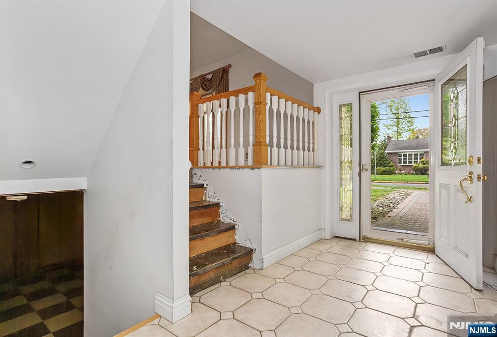 339 Beechwood Road Oradell, NJ 07649 - Photo 9 of 27