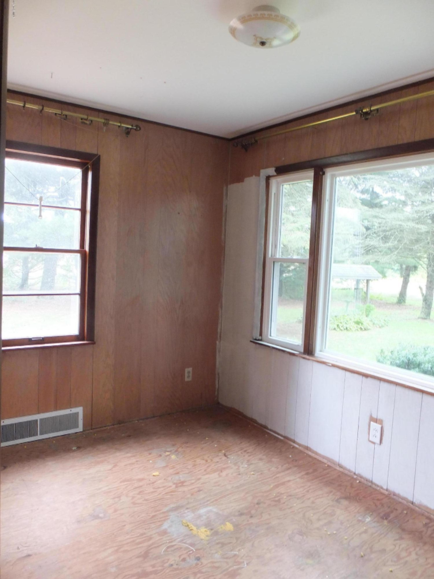 2741 Ward Road Eau Claire, MI 49111 - Photo 13 of 33 Family Room