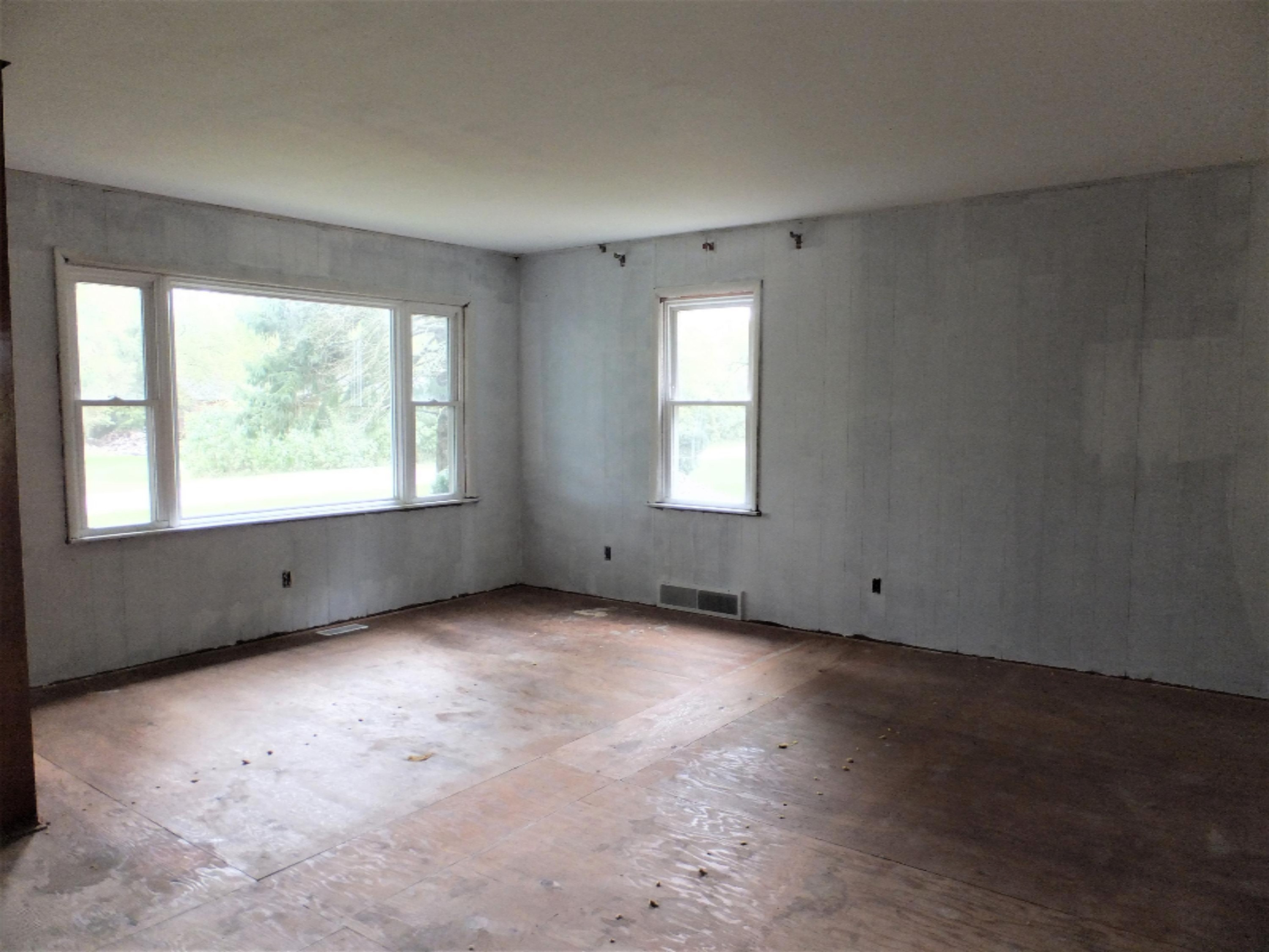 2741 Ward Road Eau Claire, MI 49111 - Photo 3 of 33 Living Room