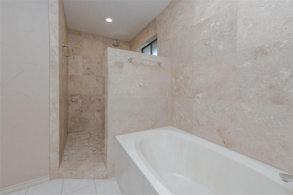 1106 Derby Run Carrollton, TX 75007 - Photo 17 of 26 a bathroom with a bathtub