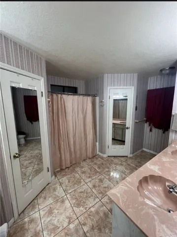 a view of livingroom with furniture