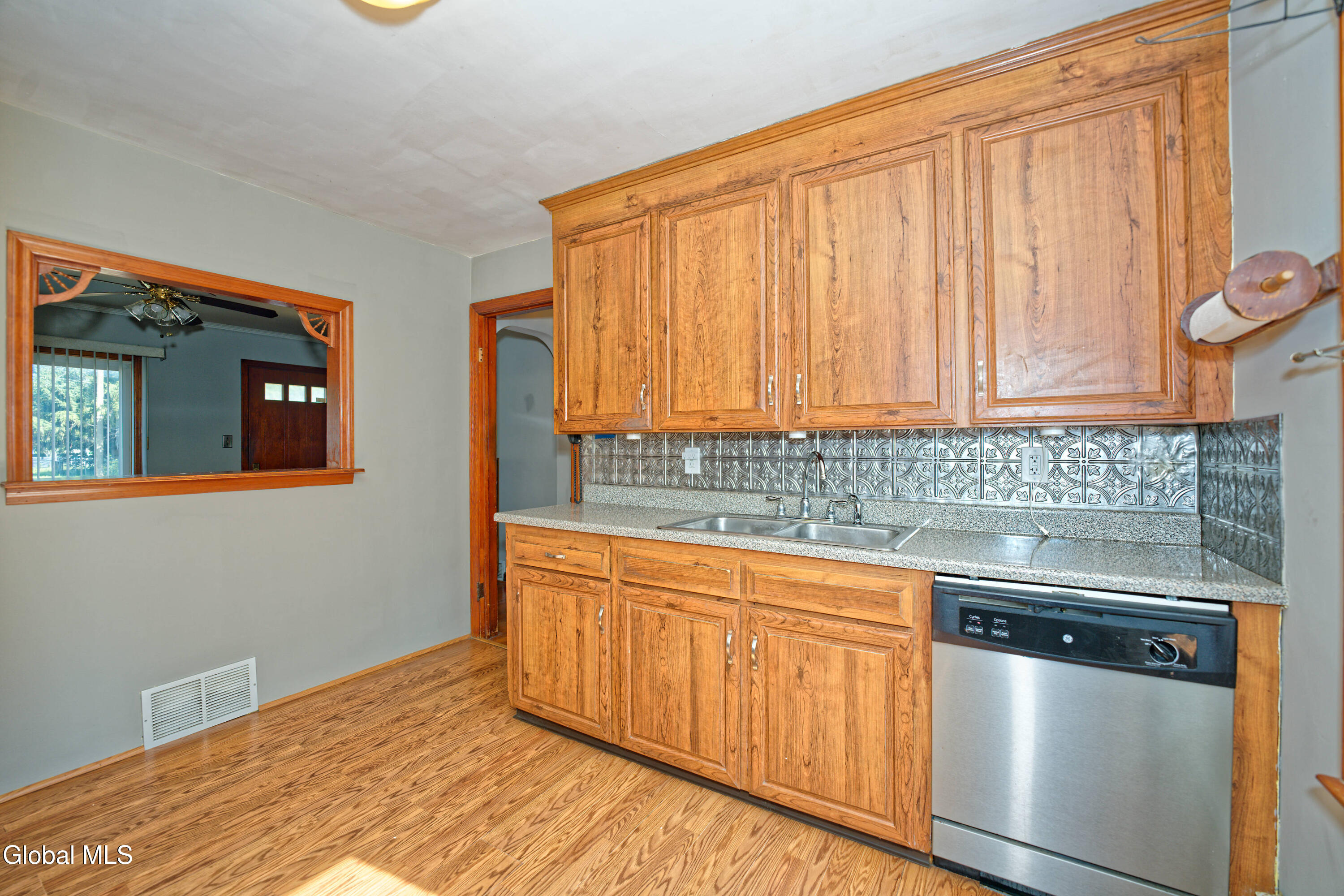 1821 Cassella Road Rotterdam, NY 12303 - Photo 14 of 33 3 Kitchen 2