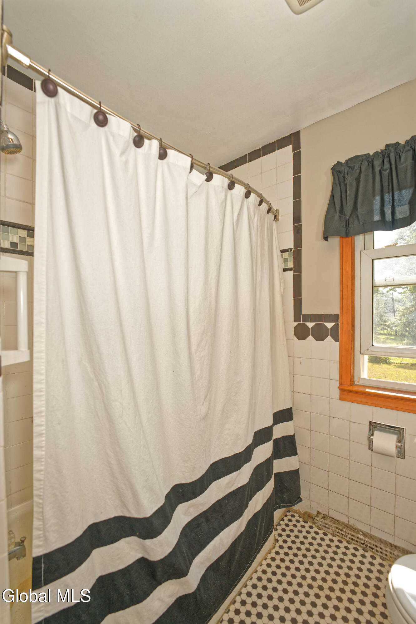 1821 Cassella Road Rotterdam, NY 12303 - Photo 29 of 33 6 Bathroom 2