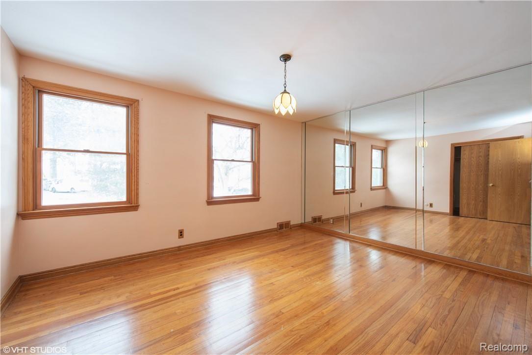 6876 Meadowlake Road Bloomfield Hills, MI 48301 - Photo 15 of 24 15_6876MEADOWLAKERD_2015_HiRes.jpg