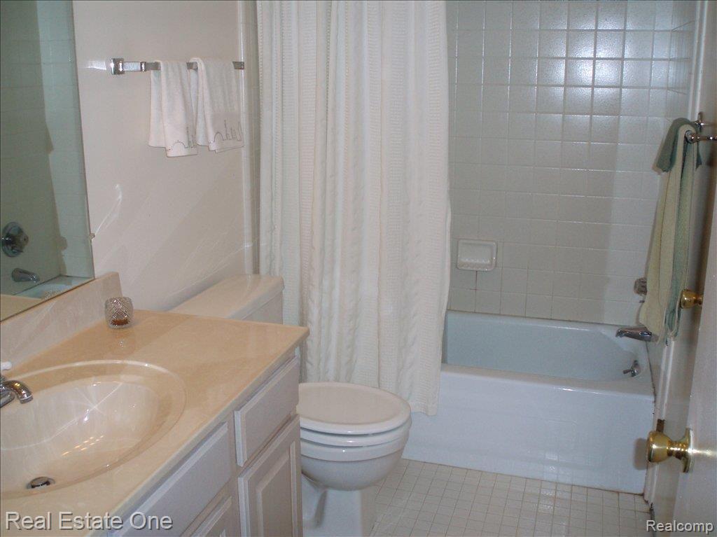 444 Willow Grove Lane, Unit 3 Rochester, MI 48307 - Photo 10 of 17 UPDATE BATH