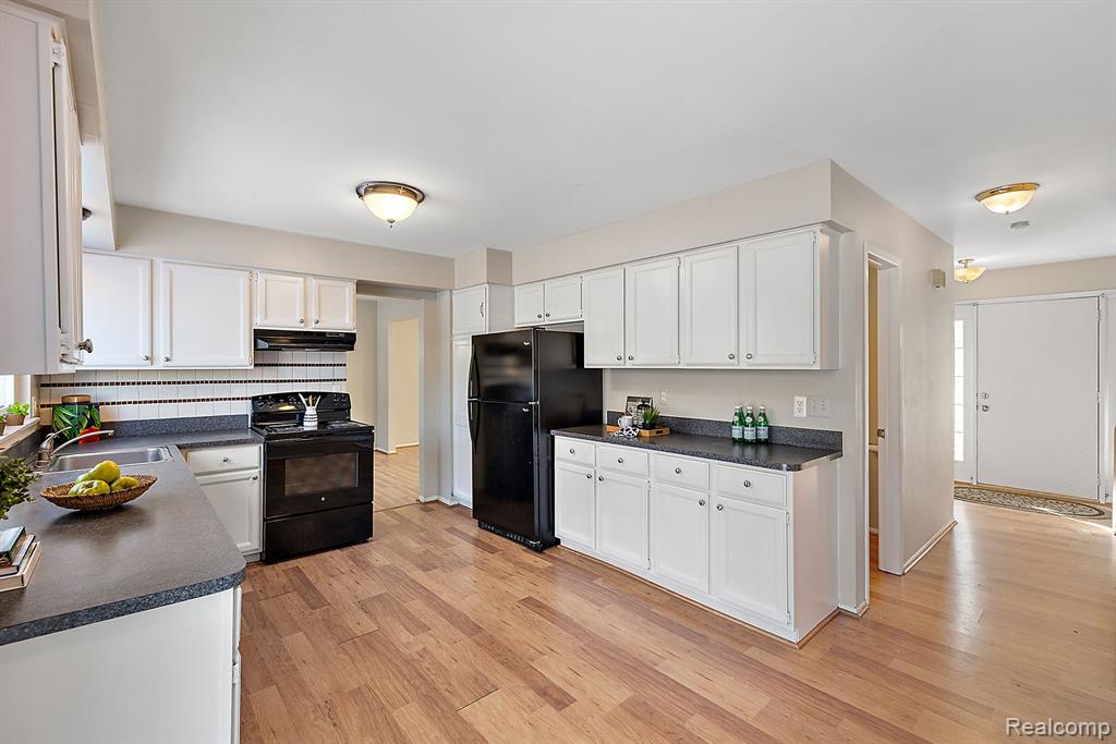 28696 Roxbury Street Farmington Hills, MI 48331 - Photo 13 of 55